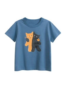 T-shirt enfant bleu ciel en coton avec motif de chats mignons en vue à plat sur fond