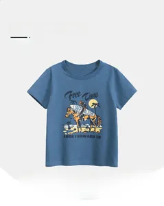 Détail d'un t-shirt enfant en coton avec imprimé graphique vintage de cheval et palmier