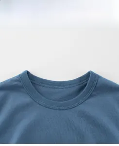 Détail du col d'un t-shirt en coton bleu marine avec imprimé Free Time et bord-côte