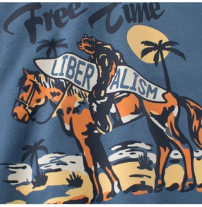 Détail du t-shirt bleu foncé avec imprimé vintage d'un ours sur un cheval et texte Free Time