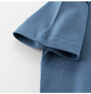 Détail de la manche d'un t-shirt en coton bleu marine avec une finition à double surpiqûre
