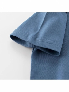 Détail de la manche d'un t-shirt bleu pour garçon en coton avec couture soignée