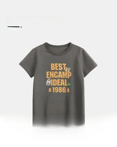 Dettaglio della t-shirt per bambini in cotone con stampe da campeggio arancioni
