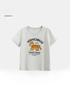 Dettaglio del tessuto in cotone delicato sulla pelle di t-shirt con stampa ghepardo