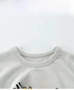 Dettaglio girocollo in cotone grigio con colletto a costine e stampa lettere VIVACIOUS