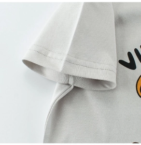 Dettaglio della doppia cucitura sulla manica e stampa tigre sulla t-shirt estiva per bambini
