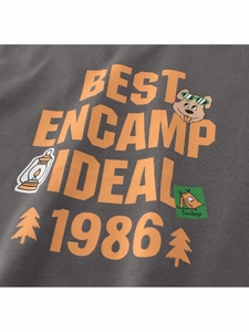 T-shirt grigio scuro in cotone per ragazzi con stampa orso da campeggio e grafica del 1986
