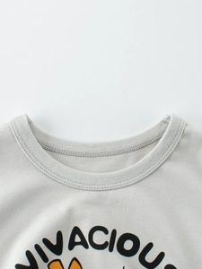 T-shirt grigia per bambini con stampa VIVACIOUS e dettagli su scollatura e cuciture