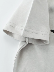 Dettaglio ravvicinato della manica della t-shirt da bambino in cotone grigio chiaro