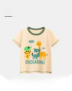 Détail d'un T-shirt en coton pour enfants avec motifs animaux et col rond contrasté