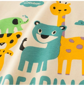 Gros plan sur tissu en coton doux avec motifs colorés d'animaux girafe et éléphant
