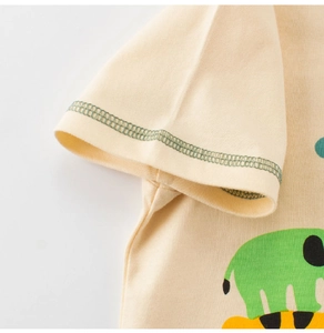 Détail d'un t-shirt jaune en coton avec coutures vertes contrastées et motif dessin animé