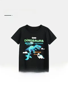 Détail d'un t-shirt pour enfant en coton doux avec motif de dinosaure coloré et texte