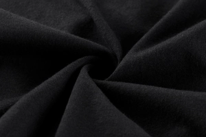 Gros plan sur la texture en maille de coton noir doux pour t-shirt enfant manches courtes