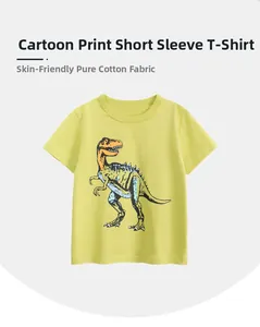 Détail du tissu en coton doux et imprimé T-Rex sur le T-shirt jaune à manches courtes enfant