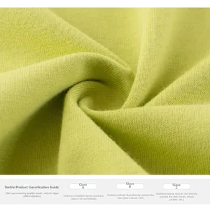 Gros plan sur un tissu en coton vert doux montrant la texture textile de qualité