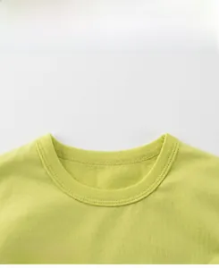Détail de l'encolure et double surpiqûre sur le t-shirt en coton vert pour garçons