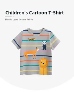 Détail du tissu en coton Lycra doux d'un T-shirt rayé pour enfants avec motif animal
