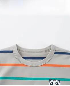 Détail du t-shirt en coton rayé avec texte Luck et motif de dessin animé panda