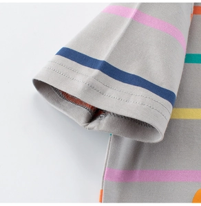 Détail des manches à rayures colorées sur t-shirt gris en coton avec couture à double aiguille