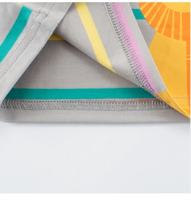 Détail de l'ourlet à double aiguille et couture surjet sur t-shirt rayé en coton