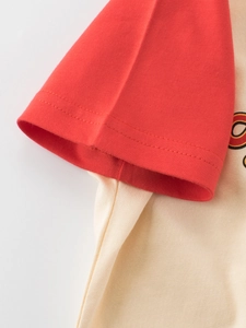 Short-sleeved raglan t-shirt for kids in cream and red with double-needle stitching