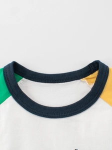 Boys' color-block short sleeve T-shirt with navy ribbed crew neck and vintage sporty style