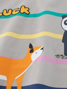 Détail du t-shirt gris pour enfant avec imprimé renard et lettrage Luck
