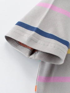 T-shirt en coton à rayures colorées pour enfants montrant les détails des coutures