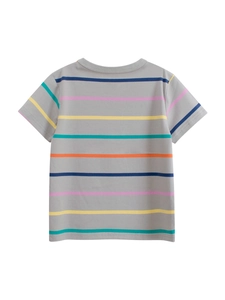 T-shirt manches courtes enfant avec rayures horizontales colorées sur fond gris