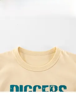 Detailansicht des Baumwoll-T-Shirt-Ausschnitts mit Diggers-Vintage-Print und Rippbündchen
