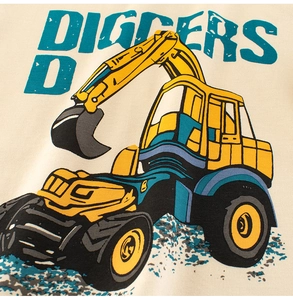 Detail von Bagger-Aufdruck und DIGGERS Schriftzug auf beigem Baumwoll-Kinder-T-Shirt