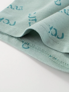 Short pour enfant vert clair avec imprimé de lettres et détails de couture soignés