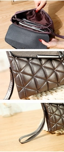 Detalle de bolso acolchado bronce con compartimentos internos y textura de cuero