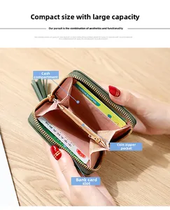 Vue détaillée du mini portefeuille montrant les fentes pour billets et cartes et poche