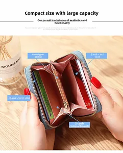 Detalle interior de una cartera azul claro con bolsillo para monedas y ranuras para tarjetas