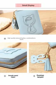 Detalle macro de cartera de cuero azul claro con cremallera dorada y borla colgante