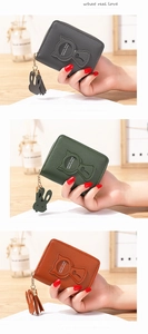 Detalle de mini carteras con cremallera, diseño de gato y colgante de conejo con borla