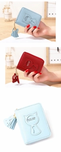 Detalle de carteras de cuero con diseño de gato, borlas y colgantes lindos