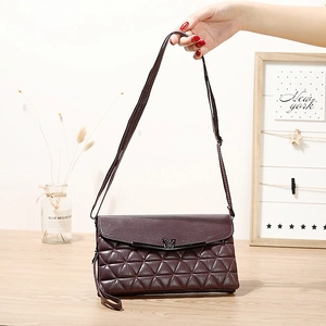 Bolso bandolera burdeos acolchado con hebilla de mariposa y correa ajustable