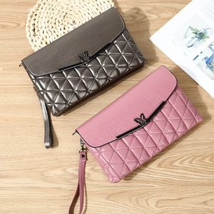 Elegantes bolsos de cuero PU impermeable con mariposa en gris y rosa sobre madera