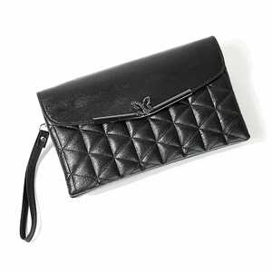 Bolso bandolera negro de cuero PU acolchado con hebilla de mariposa decorativa y correa
