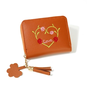 Mini portefeuille marron en simili cuir avec broderie cœur rose et pompon trèfle