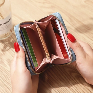 Mini billetera azul claro para mujer con cremallera y ranuras para tarjetas