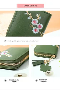 Détail du portefeuille en cuir PU vert foncé avec broderie florale et breloque à pompon