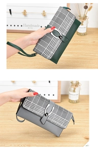 Detalle de carteras largas para mujer en verde y gris con hebillas de herradura