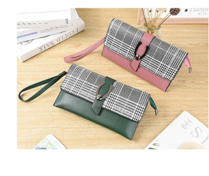 Detalle de carteras largas con retazos de cuadros en verde y rosa con correas de muñeca