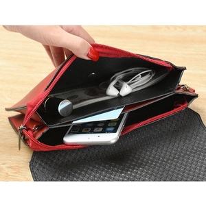 Vista interior de la cartera de cuero rojo con compartimentos para móvil y tarjetas