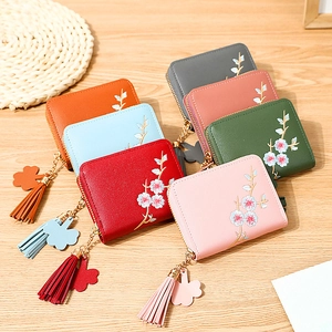 Porte-monnaie court en cuir PU brodé de fleurs avec pompon zippé en sept couleurs