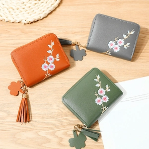 Petit portefeuille en cuir PU pour femme avec broderie florale et pompons en trois tons